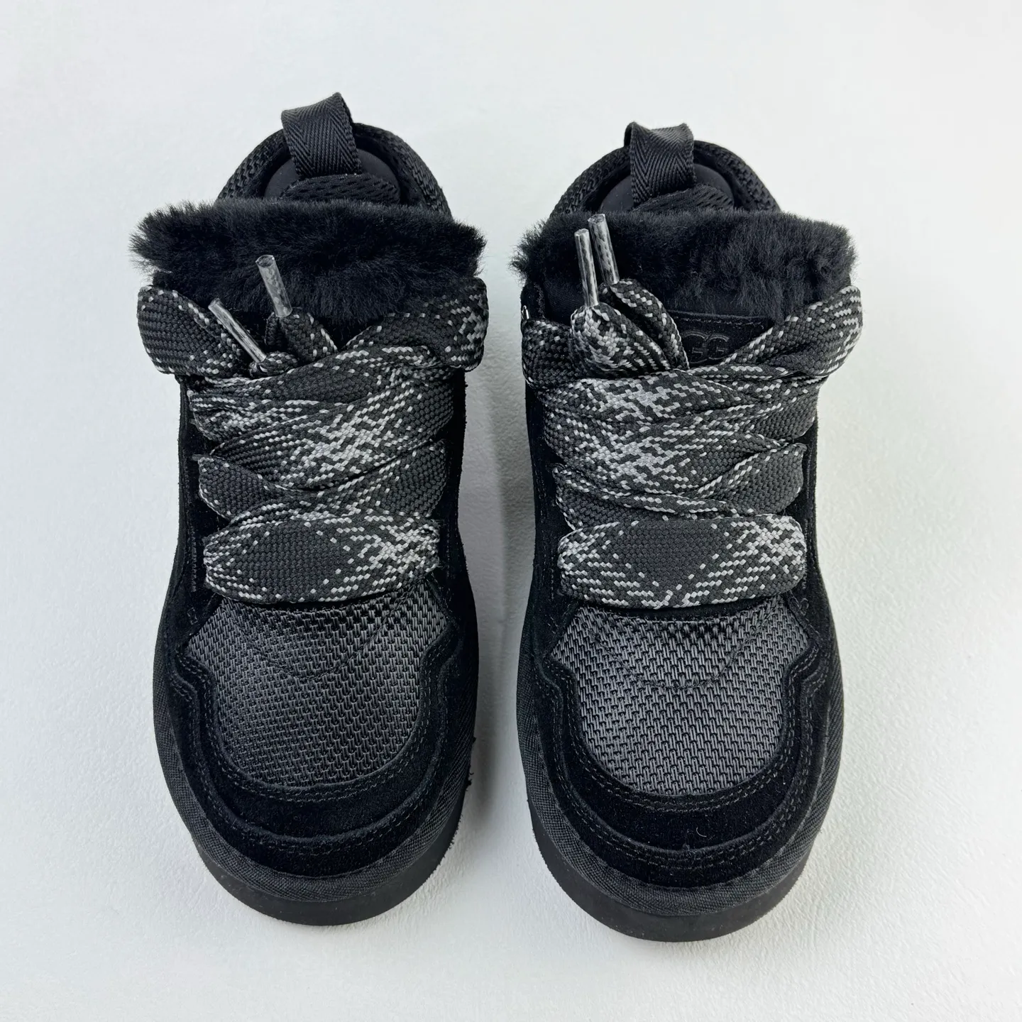 Local 💰600 OEM grade 4032 Mel series, top workmanship, super stable version ✔️ Good looks and texture, suede leather + low-key logo show retro, classic two-color shoelaces can be worn as two shoes ✔️ So comfortable that you want to weld your feet, ultra-light material + 5cm thick sole, increase height without tiring the feet, wool insoles are warm and breathable, no pressure for commuting and shopping all day long ✔️ I love the details: wide shoelaces for photos. Sizes 34-45 are suitable for various foot types. Slight stains can be wiped clean with a damp cloth. The loose feeling in early autumn is all due to it. Close your eyes and avoid stepping on thunder! 👟